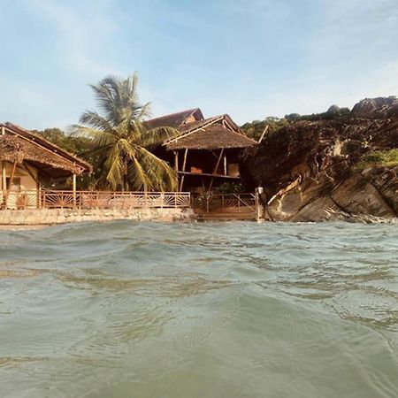 Shambala Madagascar: Beachfront Lodge And Adventures Ambolobozo Экстерьер фото