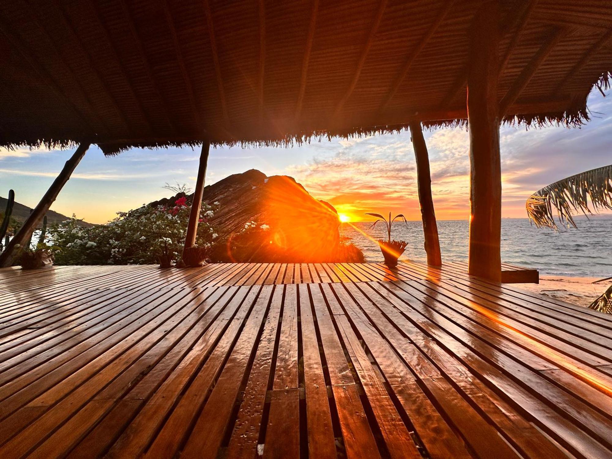 Shambala Madagascar: Beachfront Lodge And Adventures Ambolobozo Экстерьер фото