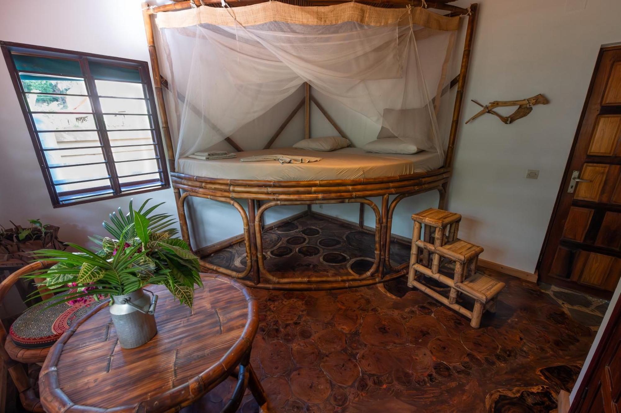 Shambala Madagascar: Beachfront Lodge And Adventures Ambolobozo Экстерьер фото