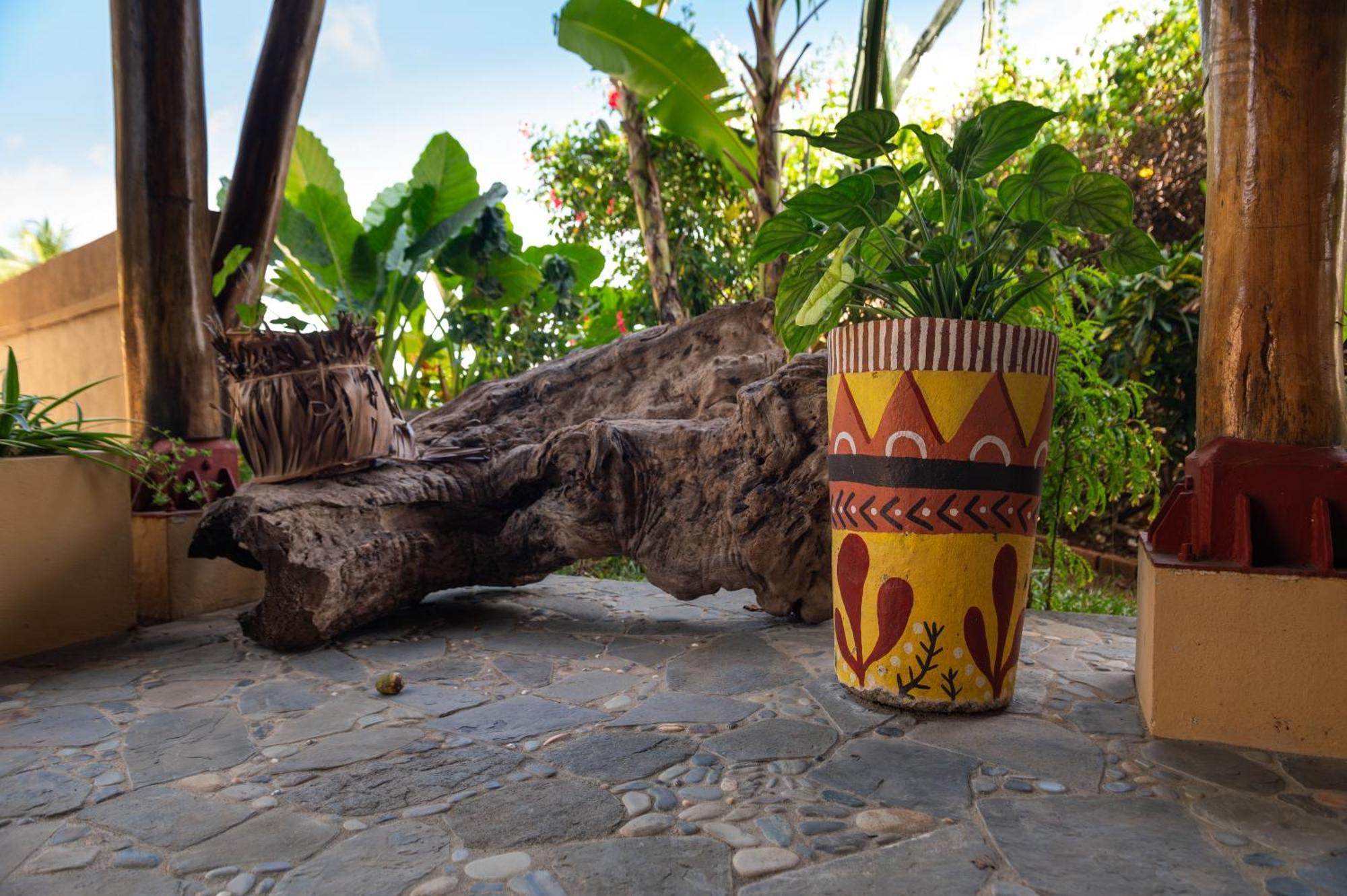 Shambala Madagascar: Beachfront Lodge And Adventures Ambolobozo Экстерьер фото